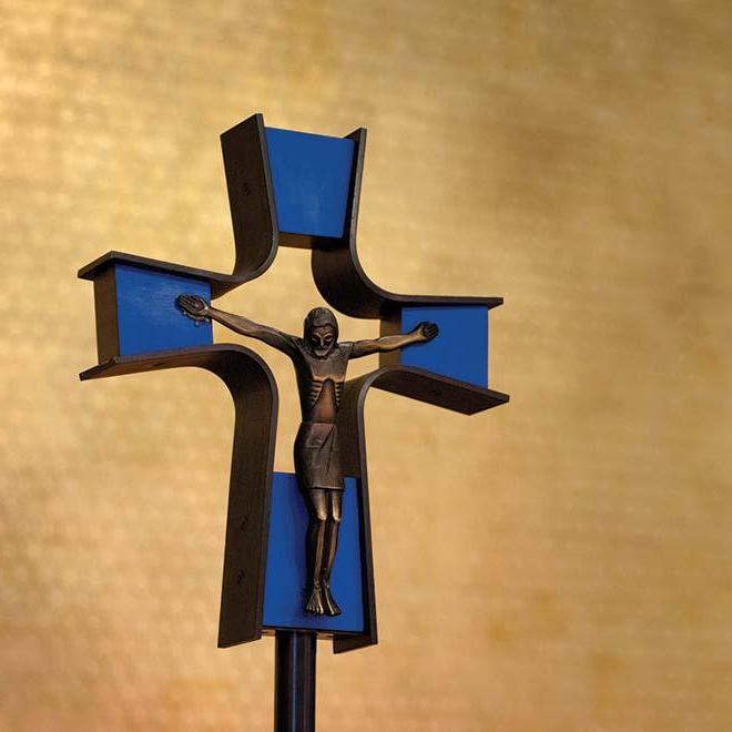 圣母报喜堂的十字架特写，背景是金箔墙.